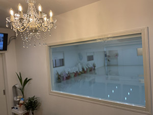 スタジオを待合室から見れます。